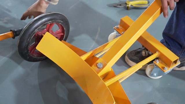 Carretilla para tambores de 55 galones con ruedas neumáticas miniatura 6