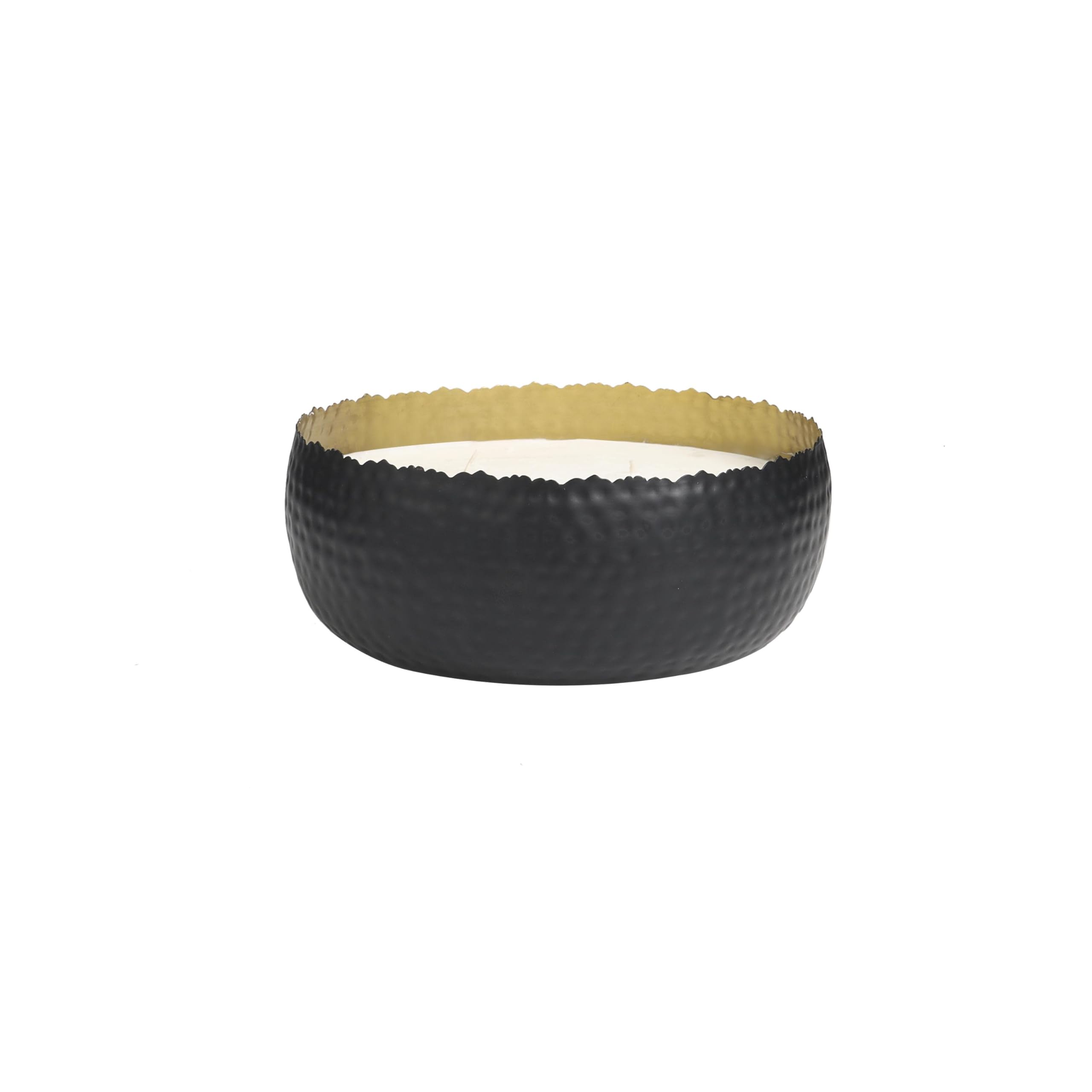 CosmoLiving by Cosmopolitan - Vela de metal con aroma a fogata ancha martillada de 90 onzas, 4 mechas con cera blanca, 10 x 10 x 4 pulgadas, color negro