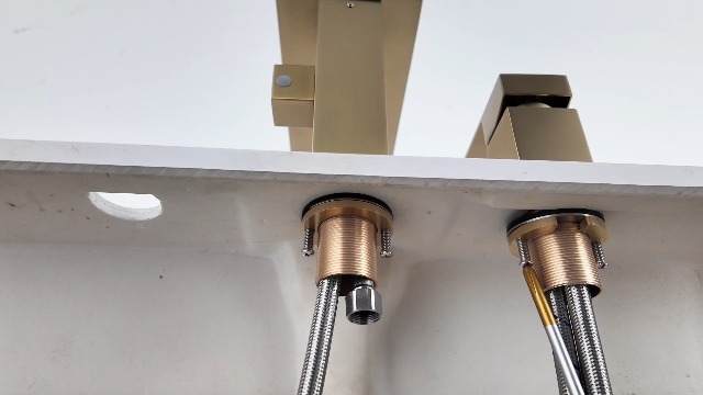 Grifería para bañera romana con ducha de mano, montaje en cubierta, acabado en oro cepillado | Desagüe de 3 orificios con efecto cascada miniatura 7