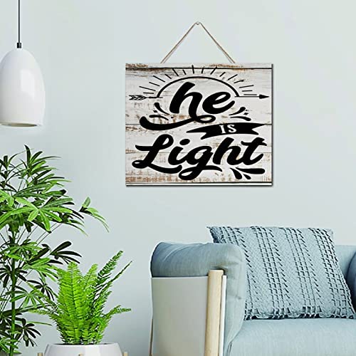 Plaque murale rétro He Is Light en bois pour habiller un mur vide de bureau