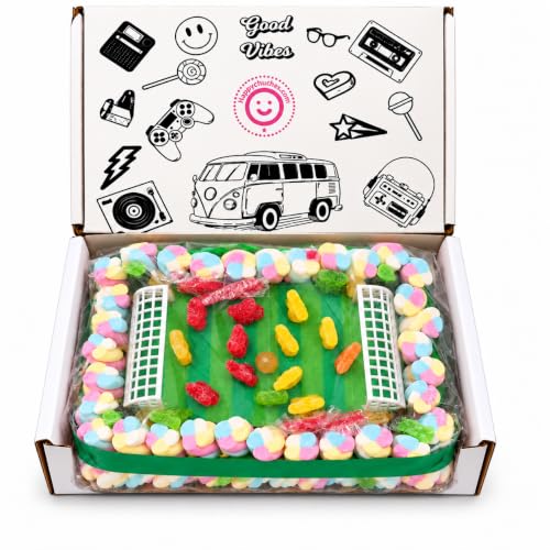 Tarta de Chuches Cumpleaños Mini Campo de Fútbol 22 x 16 cm para Regalar | Peso neto aprox. 410 g, con 2 porterías, 13 ositos de gominola y borde de nubes, en caja de 27 x 18 x 8 cm