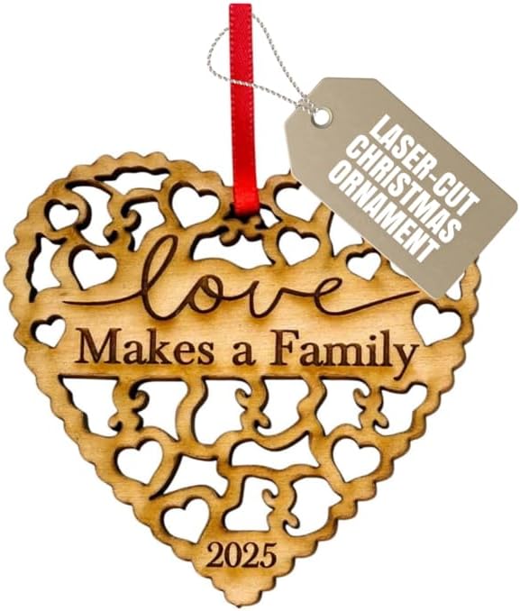 Love Makes A Family Adoption Ornamento en madera cortada con láser, regalo del día de Gotcha, ideal para la familia o ideas mezcladas, viene en una