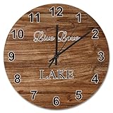 Design minimaliste en bois : fabriquée à partir de bois de qualité supérieure, cette horloge murale dispose d'un design élégant sans cadre et sans verre. La construction légère avec un crochet arrière le rend facile à accrocher n'importe où, du salon à votre espace de travail. Fonctionne avec 1 pile AA au carbone (non incluse)