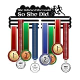 Estante de exhibición de medallas creativas: ¡Un soporte de exhibición de medallas creativo para personas a las que les gustan los deportes! ¡Los patrones creativos o el texto pueden alentarlo a superarse a sí mismo!