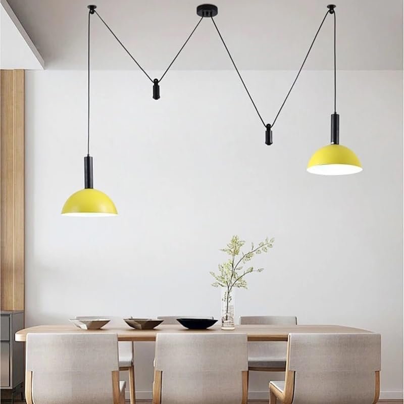 Lampe suspendue jaune à hauteur réglable pour adapter l'éclairage de table