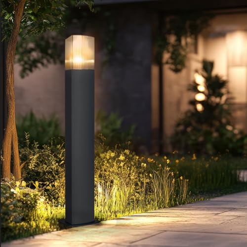 Design moderno: la lampada da giardino è caratterizzata da un elegante alloggiamento in alluminio nero opaco e da un paralume in plastica testurizzata, che la rendono perfettamente abbinabile a una varietà di stili di interni