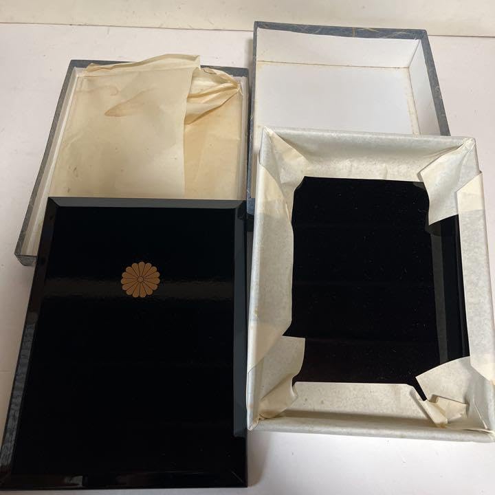 Amazon.co.jp: 漆箱 文箱 菊紋 皇室 記念品 紫綬褒章 : おもちゃ