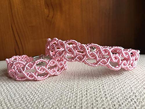 Conjunto gargantilla y pulsera macramé hecho a mano con cordón de seda en color rosa. La pulsera mide aprox.17 cm. de largo La gargantilla 30 cm., cadena para ajustar