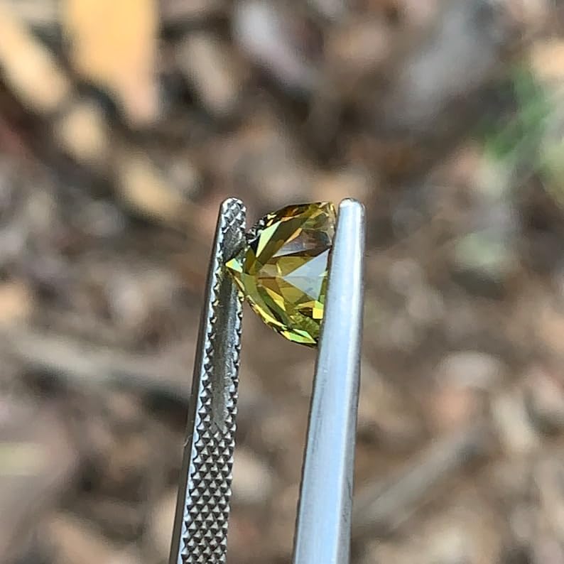 Gemme saphir vert facetté de haute précision 7.7mm pour joaillerie fine