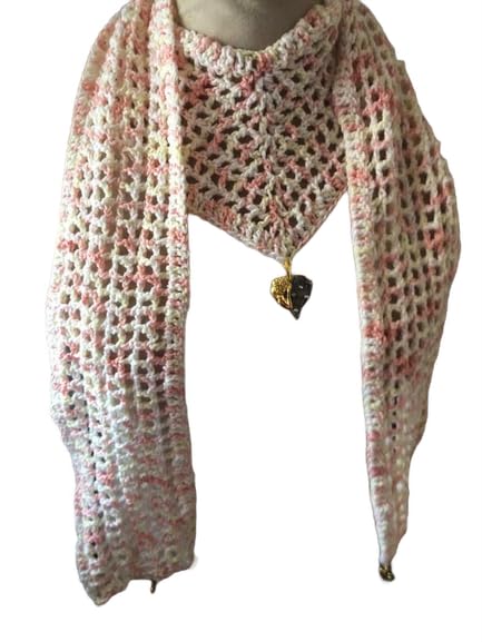 Écharpe crochetée main en V pour sublimer un décolleté sans porter de collier lourd