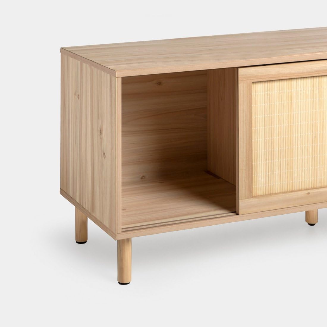 Mueble TV Timor, acabado madera y bambú natural, estilo original y cálido, 2 puertas correderas, 2 estanterías, pasacables, dimensiones 140 x 54 Cm.