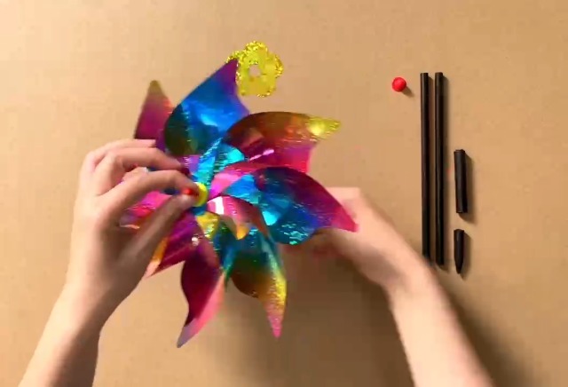 4 molinillos de viento brillantes coloridos – Molino de viento reflectante al aire libre para césped, decoración de jardín para pájaros, disuasión de animales