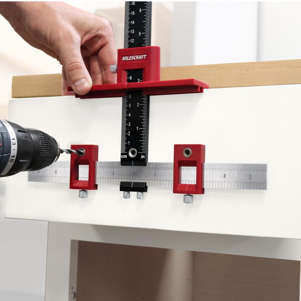 Milescraft 1340 Hardware Jig - Guida per trapano regolabile per installare rapidamente maniglie di armadio/cassetto, manopole e tiri. Modello hardware per armadietti, maschera guida foratura legno,