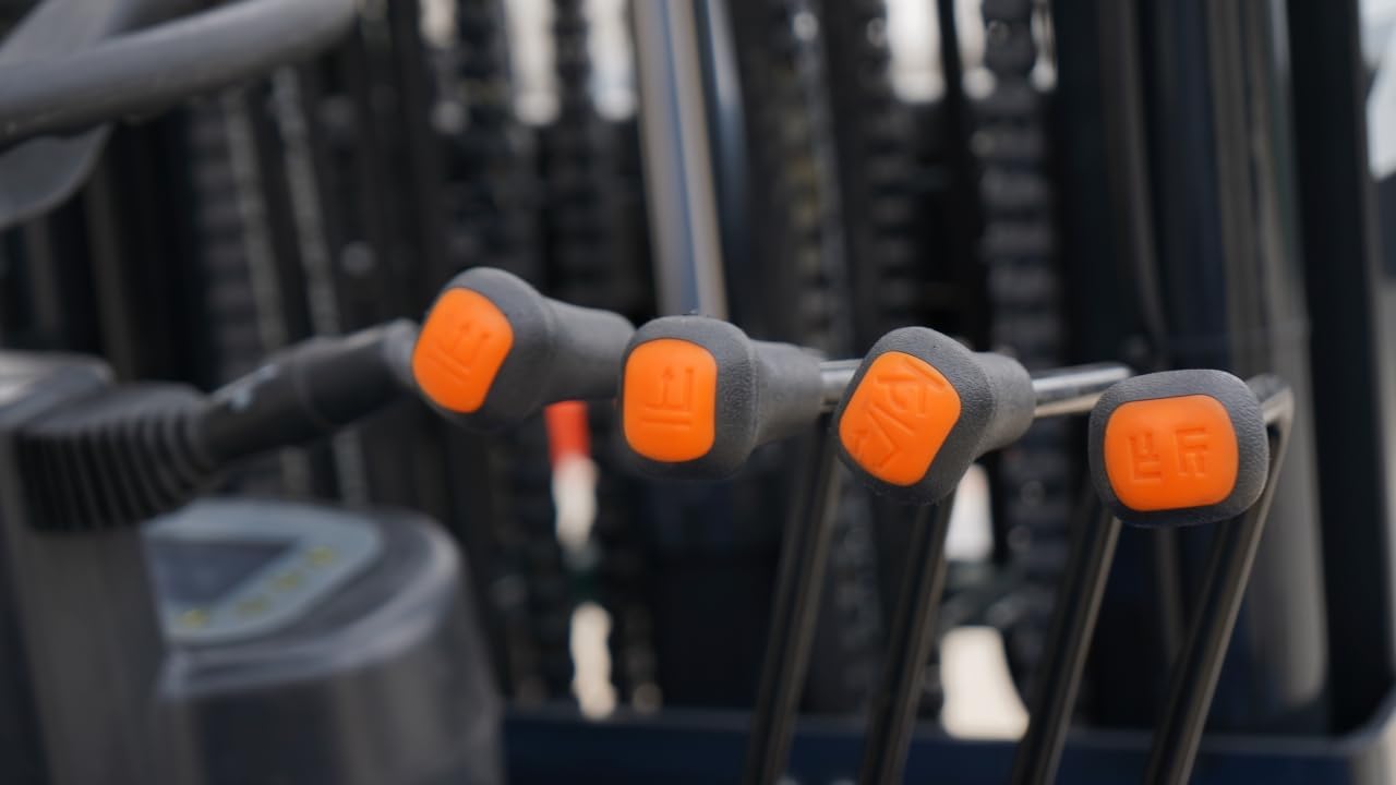 TYPHON Vigor 1.5 Electric Forklift control levers