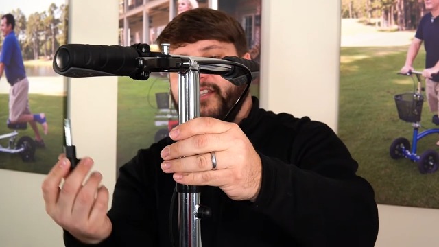 KneeRover 松葉杖代わりになる三輪車 Amazon.com: KneeRover Economy Steerable Knee Scooter – Foldable