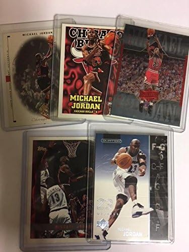 Michael Jordan MJ (5) Paquete de tarjetas de baloncesto surtidas Lote de tarjetas coleccionables de los Chicago Bulls, cada una en cargadores superiores Ultra Pro individuales y fundas suaves