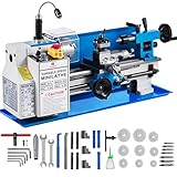 Velocidades Infinitamente Variables: Velocidad del husillo de 0-2250 RPM. Avanza y retrocede en todas las velocidades. Funciona de forma manual o con el avance automático ajustable. La dureza y la precisión de las guías en V se obtienen mediante la materia prima, el endurecimiento térmico y el rectificado. Botón de parada de emergencia incluido.