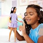 Barbie Fashionistas Poupée #245, Autistique Barbie Robe à rayures violettes avec accessoires comme Fidget Spinner, Tablette et Casques