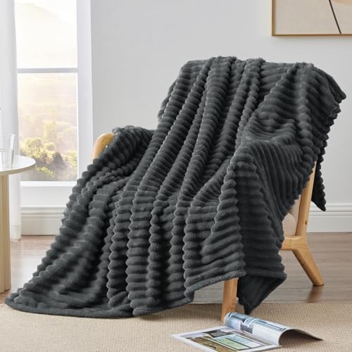 BEDELITE Kuscheldecke Flauschig Decke Klein - weiche Flanell Decken Anthrazit 125x150 für Sofa, Deko Streifen Cord Fleecedecke als Sofaüberwurf für Wohnzimmer, Throw Blanket Wide Use