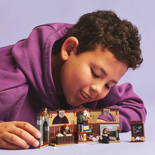 Harry Potter Castello di Hogwarts: Lezione di Incantesimi con 3 Minifigure da Collezione tra cui Hermione Granger e Ron Weasley con Funzione di levitazione, Giochi per Bambini e Bambini da 8 Anni - Lego - Immagine 9