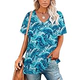 Design : adoptez un style sans effort avec nos t-shirts graphiques bleus à col en V pour femme. La coupe décontractée combinée à un imprimé chic de vêtements tendance rend ce haut d'été pour femme à la fois élégant et distinctif