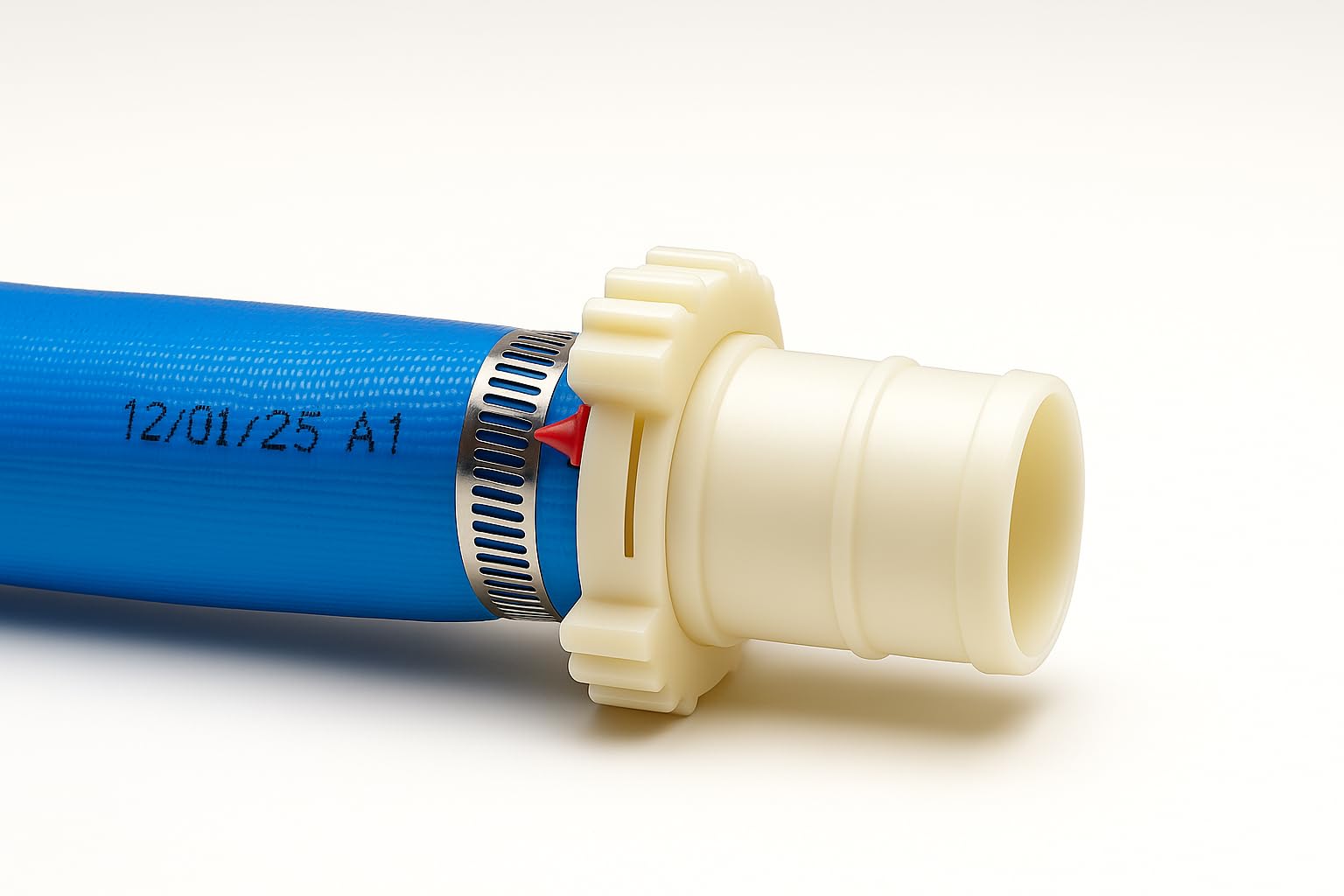 Manguera plana para descarga de agua, riego, pisicna y bombas de achique con accesorios de PVC y abrazaderas. (32mm T50m)