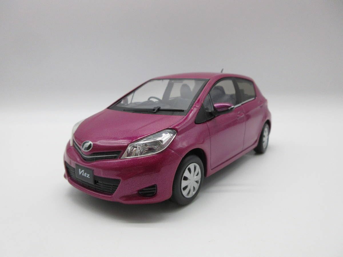 Amazon | 1/24 ミニカー 3代目ヴィッツ ジュエラ レディッシュ