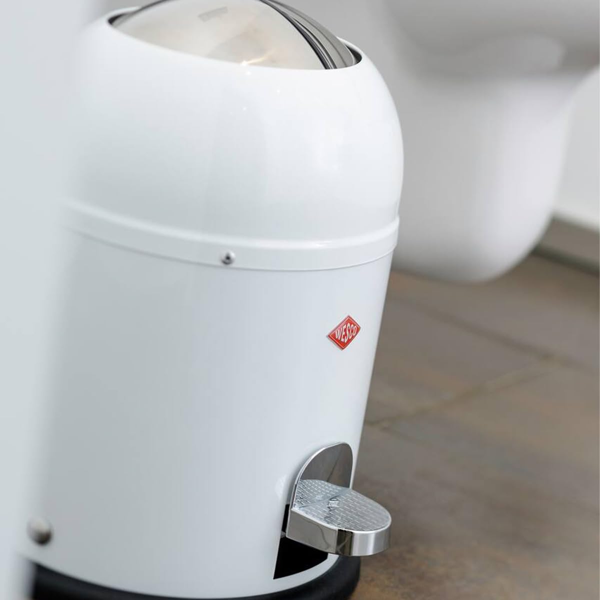 WESCO Mini Master Kosmetikeimer in der Farbe sand matt, pulverbeschichtetes Stahlblech, 6 Liter Volumen, Kunststoff-Einsatz, Fußtritt