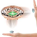【Interessante fliegende Flugzeuge】Die induktiven Spielzeuge würden sofort fliegen und schweben, sobald Sie sie werfen. Wenn sich die Hände in der Nähe dieser UFO-Mini-Drohne befinden, fliegt sie in die entgegengesetzte Richtung. Sie können Richtungen oder Höhen über Ihre Hände oder Gesten steuern. Dank der fortschrittlichen interaktiven Infrarotinduktions- und Schwebetechnologie würde es Spaß machen.