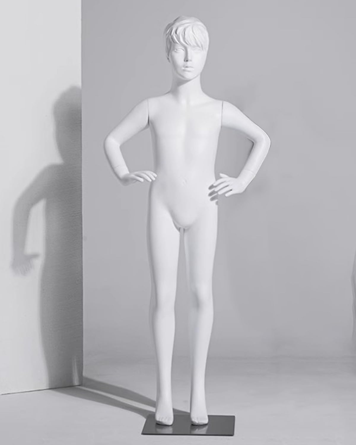 Biały manekin na całe ciało dla dzieci i młodzieży, idealny do sprzedaży odzieży. Model z włókna szklanego, idealny do sklepów i salonów (133 cm/52 3/8 "szerokości).