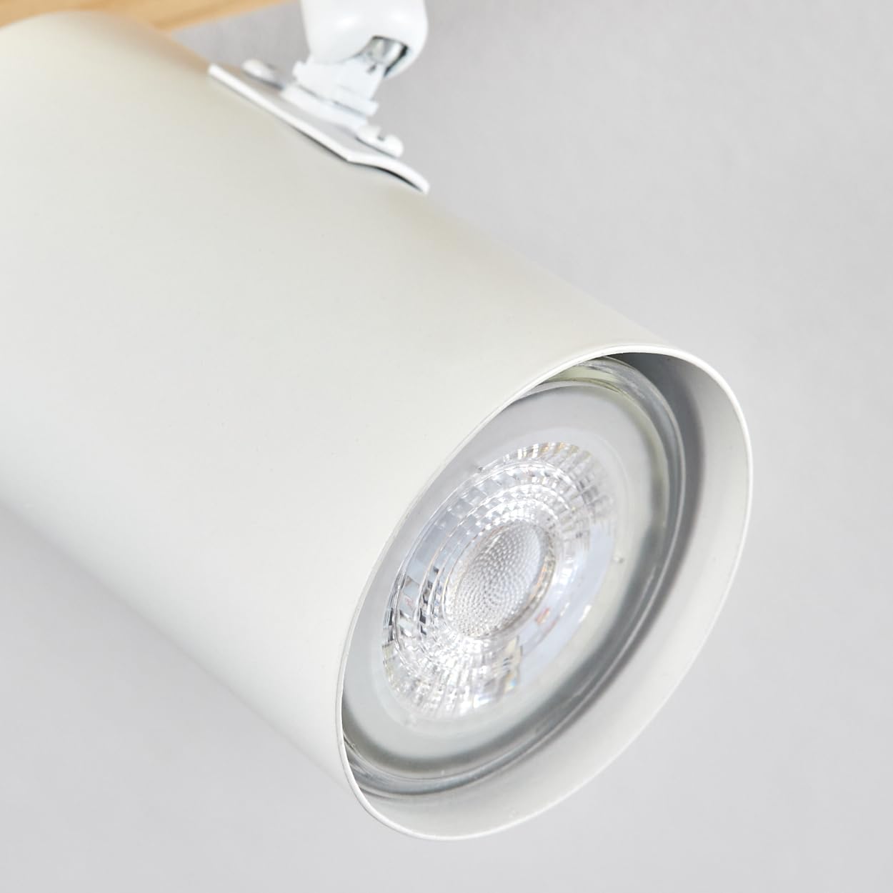 HOFSTEIN Deckenleuchte Gesteira, 4-flammige Deckenlampe aus Metall/Holz in Weiß/Natur, Leuchte im Boho-Design mit verstellbaren Schirmen, GU10, Esszimmer, Wohnzimmer, Küche, Schlafzimmer, Flur