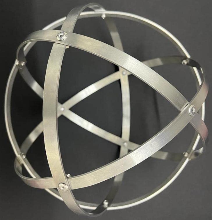 Genesa Crystal in Alluminio Naturale Lucidato, 21cm diametro con fasce larghe 10mm, intrecciate in modo simmetrico e fissate con rivetti in alluminio