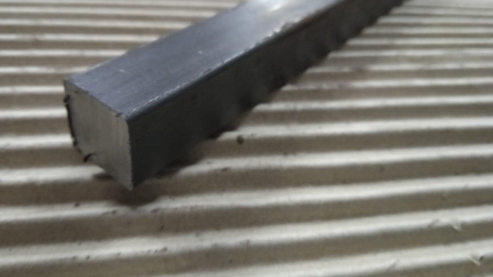 Barra quadrata piena in ferro S235JR 20x20x1000 mm