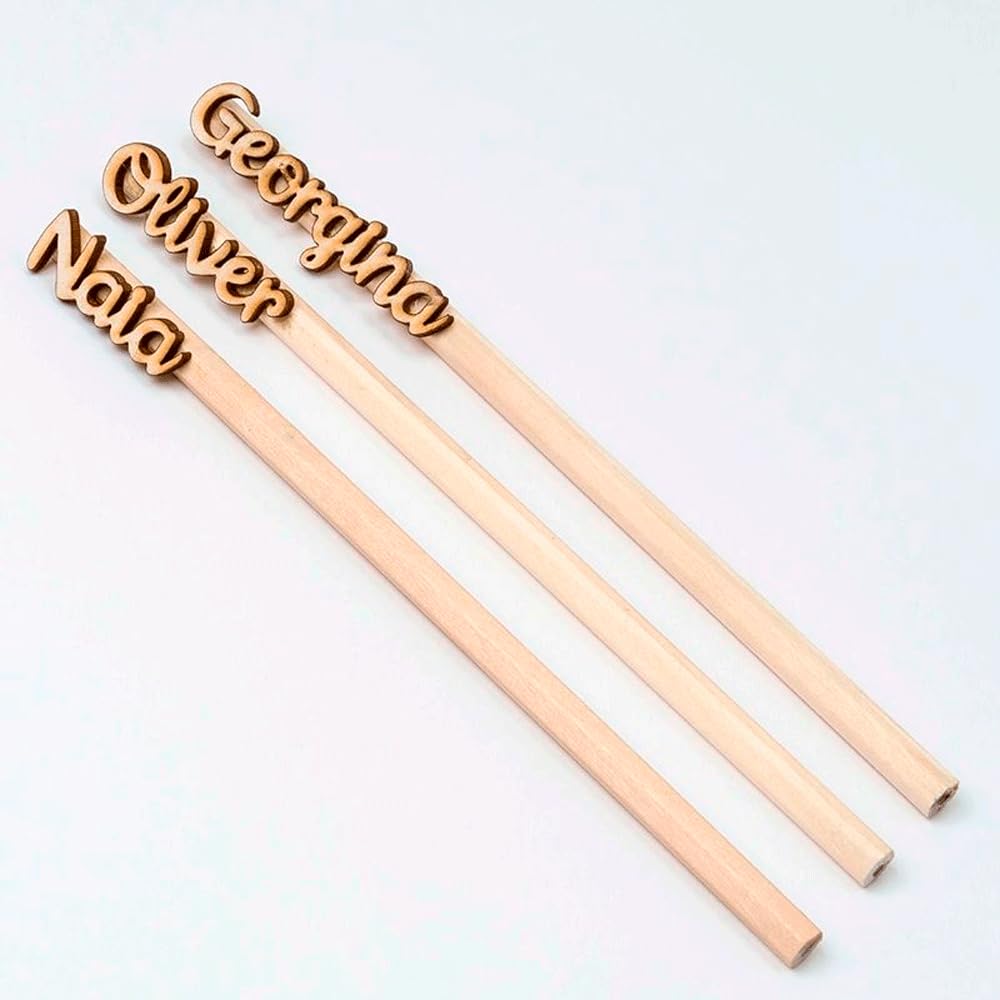 Pack 12 lápices en madera personalizados cada lápiz con su nombre troquelado en madera. Medida 17,5 cm. Detalle para dar como recuerdo en eventos y fiestas como Cumpleaños, Comuniones o alumnos.