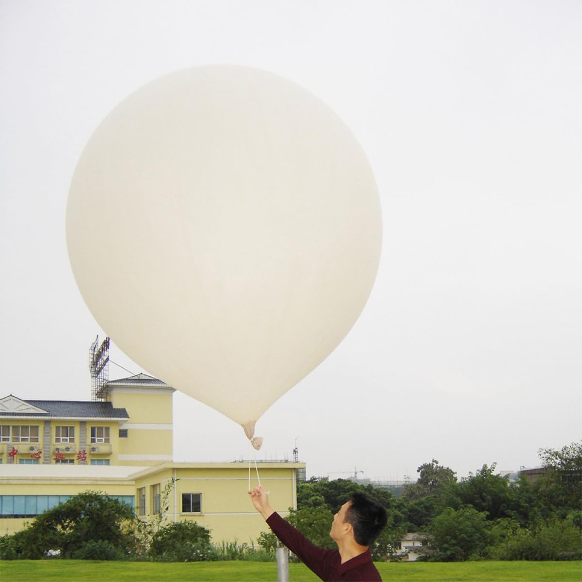 Großer Weißer Latexballon 120 Zoll Runder Riesen Wetterballon für Party und Eventdekoration Wetterbeständig mit Stabiler Oberfläche für Hochzeit Geburtstag und Feier