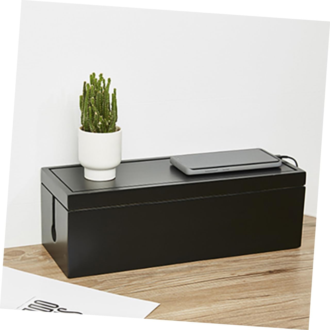 Caja Organizadora de Cables de Plástico Negro Tapa Abierta para Almacenamiento Rápido y Gestión de Enchufes Hogar y Oficina