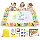 🌈[ JUGUETES EDUCATIVOS IDEALES ] 1 x tapete de garabato de agua / 1 x bolsa de almacenamiento / 1 x libro para colorear de agua / 4 x bolígrafos / 4 x sellos / 1 x rodillo de pintura / 1 x pincel / 1 x caja de almacenamiento de agua. Nuestra alfombra magica de agua no solo le brinda un momento feliz entre padres e hijos, sino que también estimula sus imaginación y creatividad, es el mejor regalo para los niños.