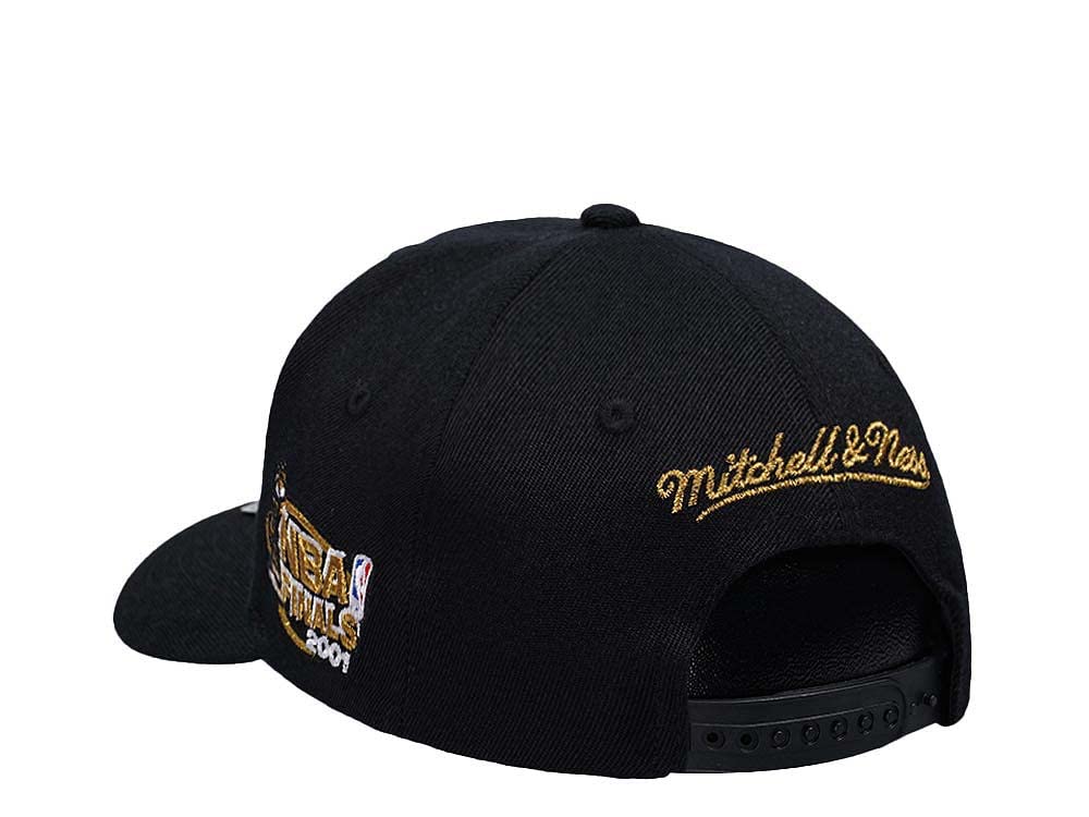 Mitchell & Ness - NBA Champions - Classic Red Snapback Cap