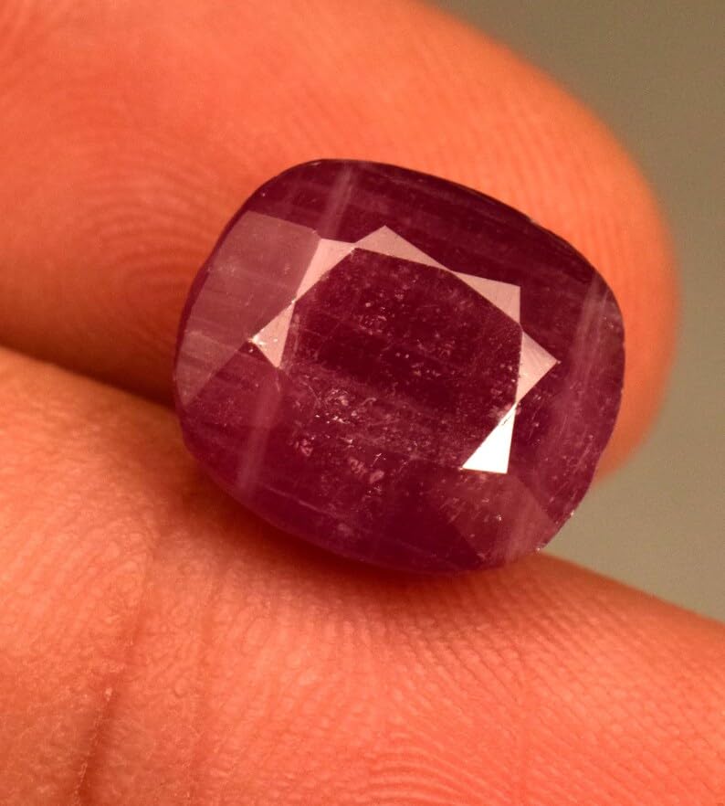 Fabrication de bijoux bague et pendentif avec pierre précieuse rubis rouge