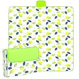 【Faltbar und Tragbar】Die Stranddecke lässt sich einfach zusammenfalten und mit dem Klettverschluss fixieren, ist sie ideal zum Mitnehmen. Der praktische Tragegriff sorgt für müheloses Verstauen im Auto oder Picknickkorb.