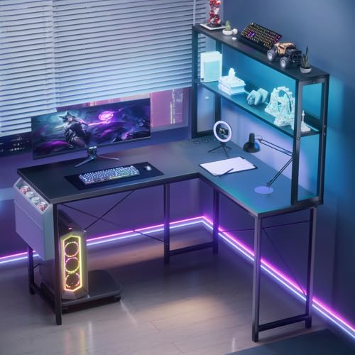 Gaming Schreibtisch L Form, Computertisch 135 x 100 x 148 cm mit LED-Beleuchtung, 3 Steckdosen, 2 USB-Anschlüssen und Seitentaschen, Eckschreibtisch mit Pc Ständer, für Büro und Zuhause, Schwarz
