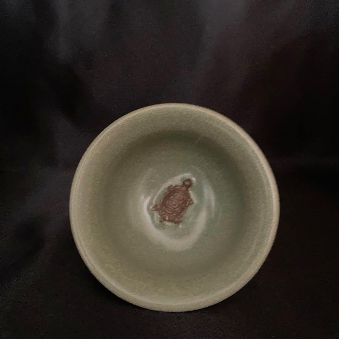 【昇龍洞】龍泉窯貼亀形紋馬上盃（明時代） 昇龍洞龍泉窯貼亀形紋馬上盃（明時代） 高:8㎝、口径: