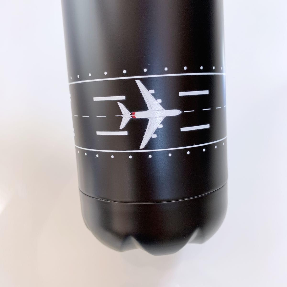 【新品】エミレーツ航空　オリジナルアイテム　滑走路柄のボトル　水筒　飛行機　黒 Amazon｜エミレーツ航空 滑走路柄 ボトル 水筒 飛行機 黒