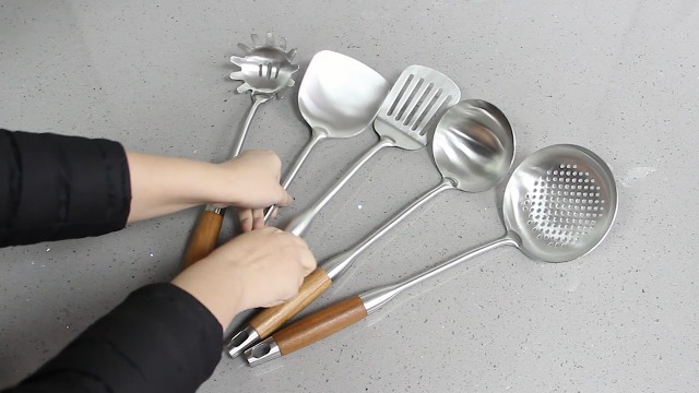 Set Ustensiles Cuisine YFWOOD 5 Pièces Acier Inoxydable - Avec Spatule, Écumoire, Louche | Manche En Bois