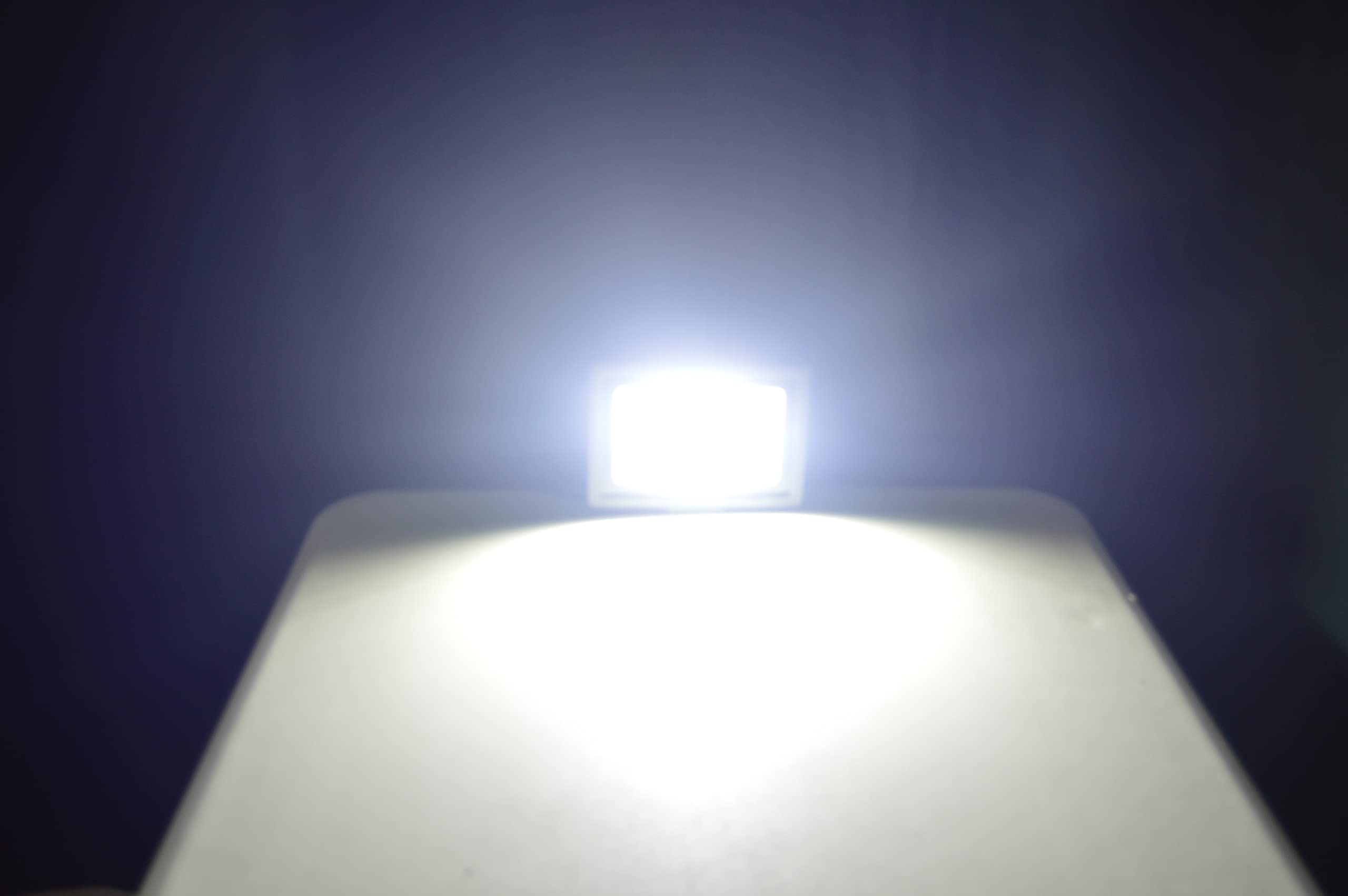 SKYWORLD Faretto LED da Esterno, 50W 5000LM Faretti Led 6000K Bianco Freddo Faro Led Esterno IP66 Lampada Luci di Sicurezza, Fari Led Interna ed Esterna per Giardino Cortile Garage Piazza Pareti