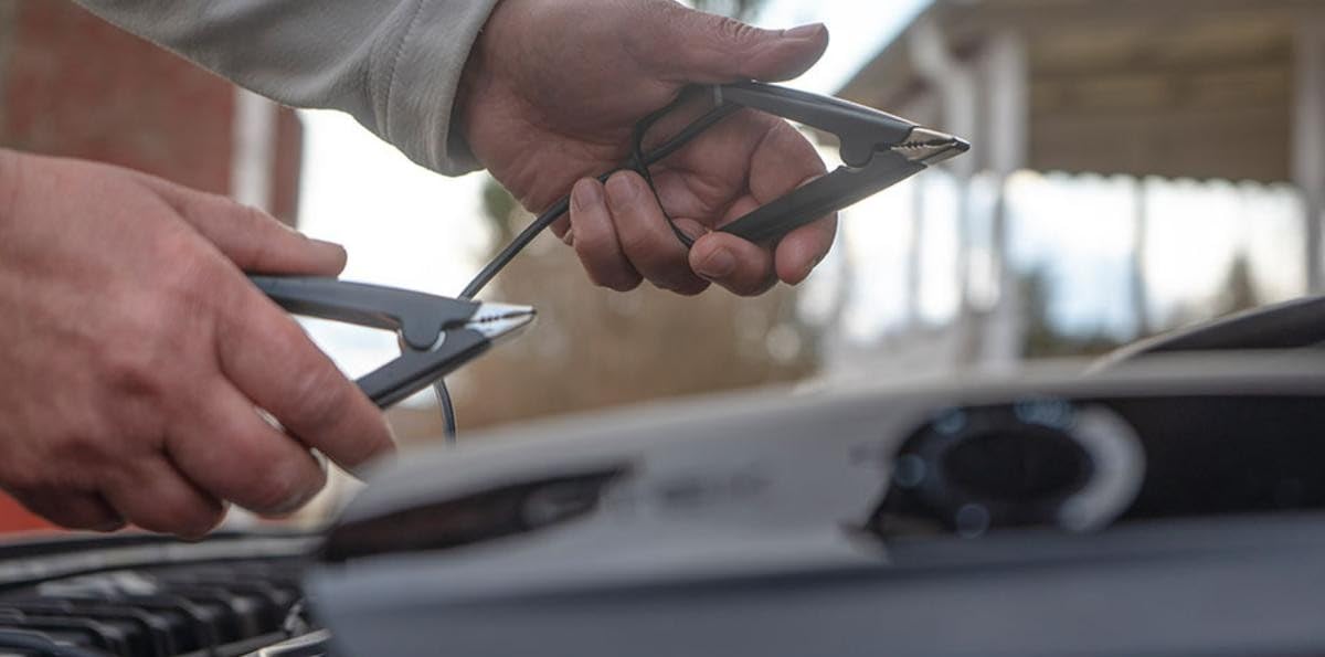 CTEK CS One, Cargador de Batería 12V, Cargador Inteligente de Baterias, Cargador De Batería De Coche Y Moto, Mantenedor De Batería con Carga Adaptable, Aplicación Y Abrazaderas Sin Polaridad