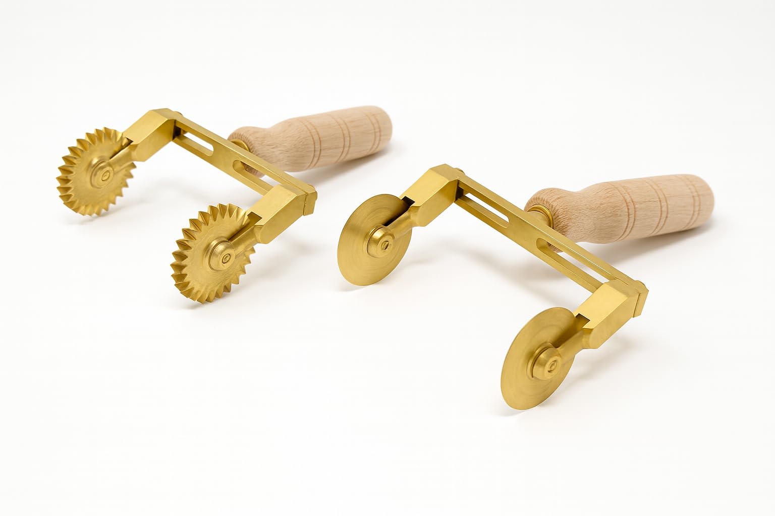 LA GONDOLA Set 2 pz Rotella Tagliapasta Doppia Regolabile Liscia e Rotella Doppia Regolabile Festonata a Stella in Ottone ed Impugnatura Legno, Prodotto Artigianale Made in Italy