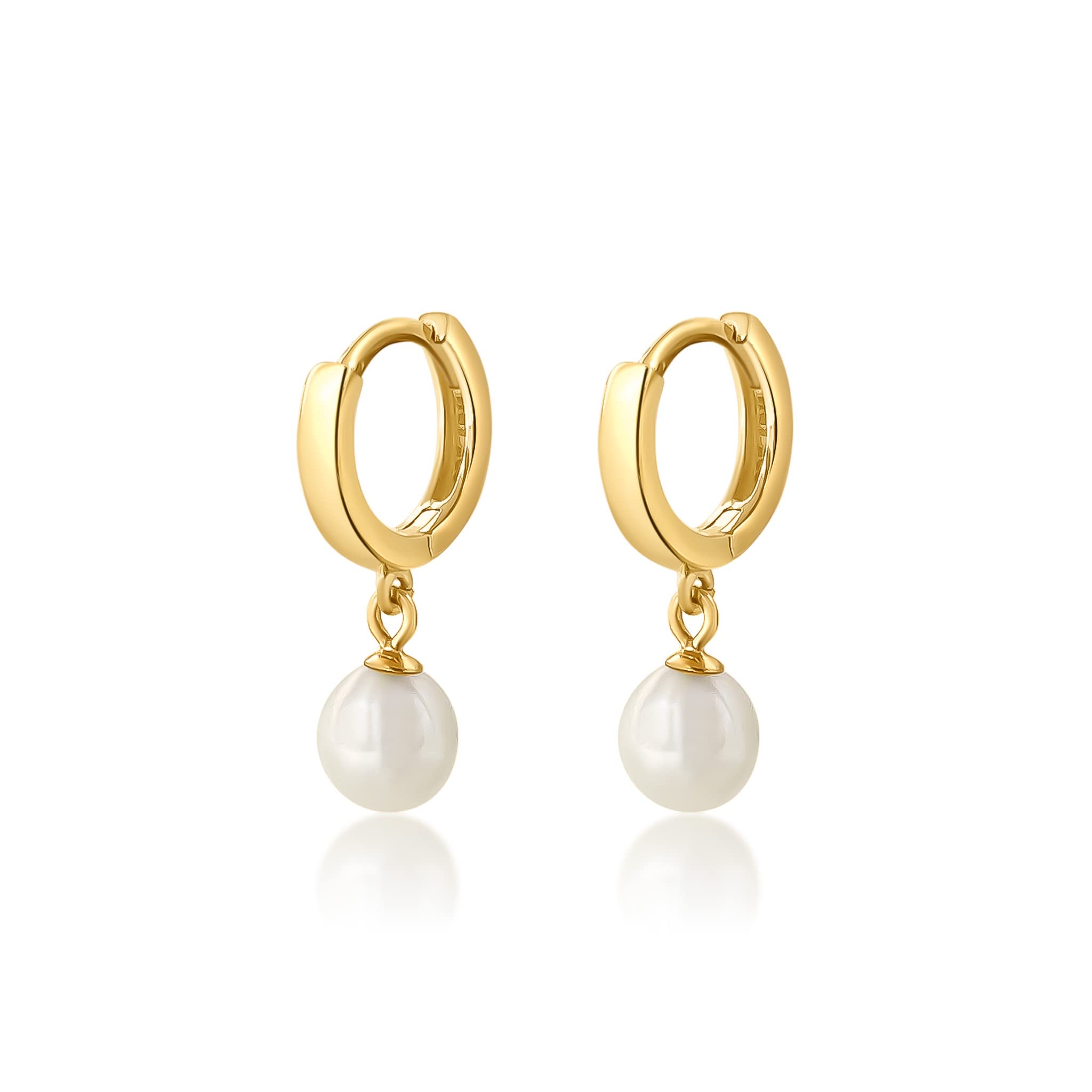 Mary & Jules Perlenohrringe Gold aus 925 Sterling Silber, aus recyceltem Silber, kleine Creolen mit Perlen Anhänger, schlichte Süßwasserperlen Ohrringe Damen, Echtschmuck Ohrstecker vergoldet