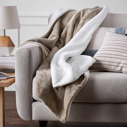 Amazon Basics - Decke aus Mikro-Kunstfell und Sherpa-Fleece , 220 x 240 cm, Kuscheldecke, Taupe