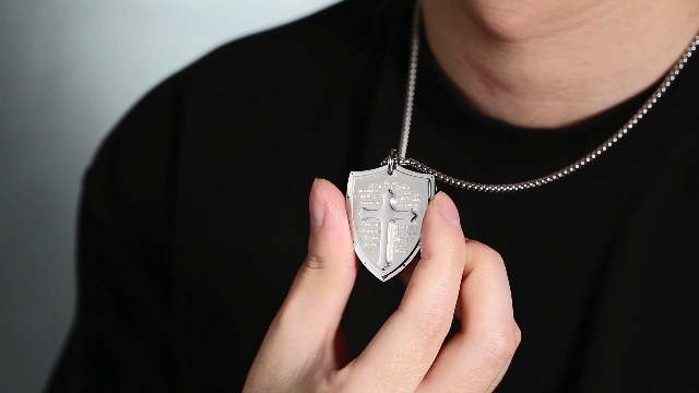 HZMAN Armor of God Ephesians 6:16-17 Edelstahl Glaube Kreuz Schild Halskette Anhänger für Herren Schmuck Geschenk (Gold